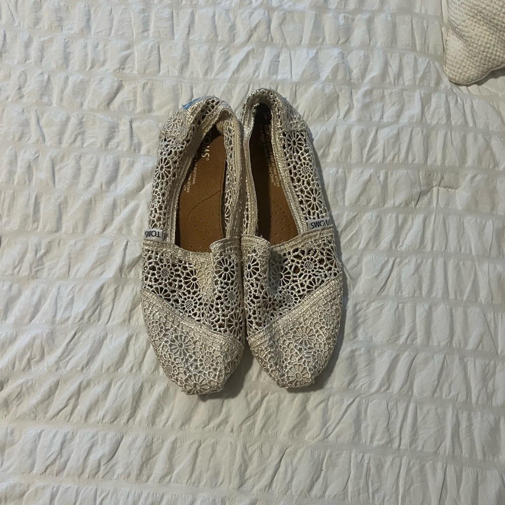 White lace Toms size 8